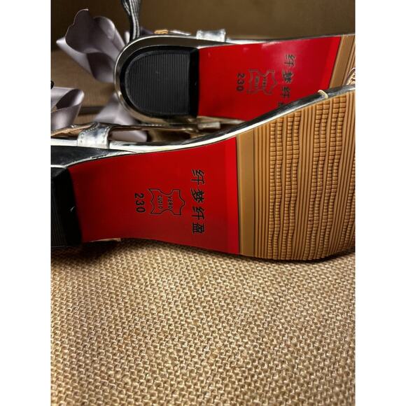 Silver Sandals with Bows- Big Girls size 3.5 Xian Meng Xian Ying - Picture 6 of 15